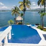 Visión panorámica del Lago de Tequesquitengo. En primer plano alberca del complejo Tres Cielos