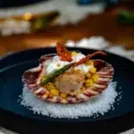 Bocadillo de almeja decorado con distintos vegetales