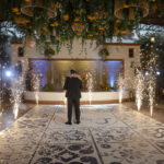 Papá e hija celebrando su boda. Bailan en el centro de la pista