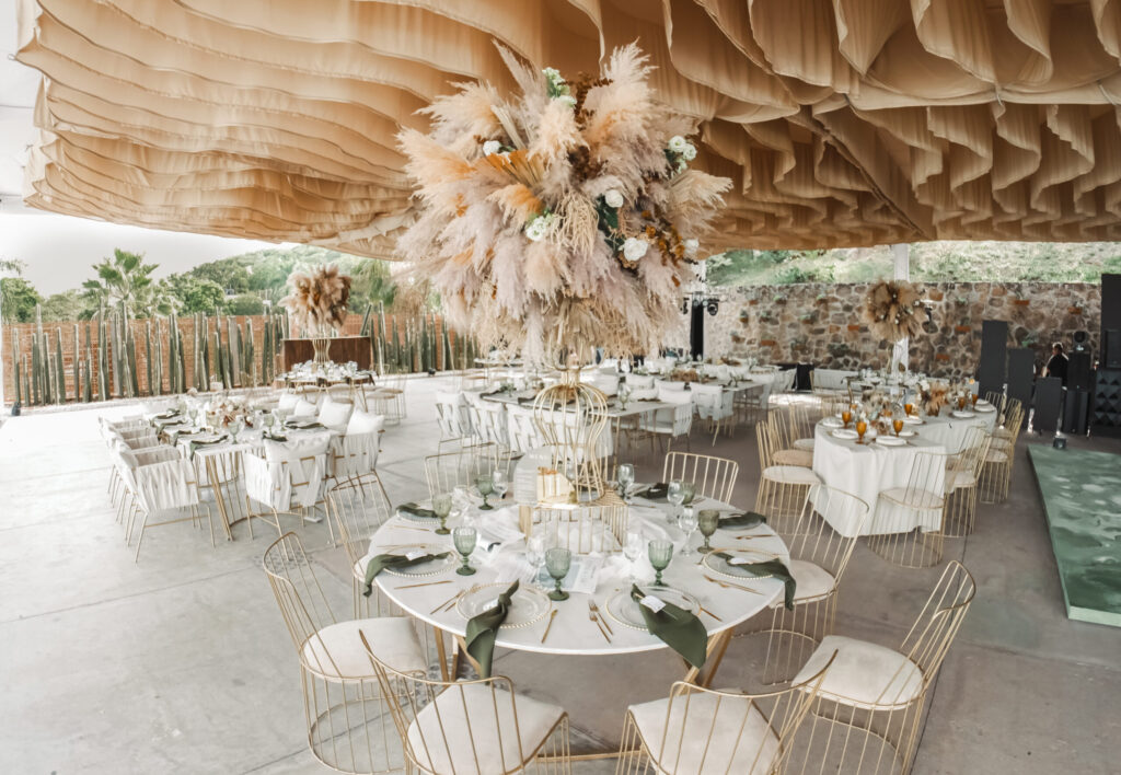 Imagen panorámica de un salón para fiestas semiabierto con mobiliario y decoración