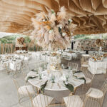 Imagen panorámica de un salón para fiestas semiabierto con mobiliario y decoración